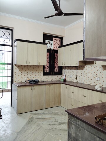 Master Bedroom in 2.5 BHK Apartment at Paschim Vihar – for Rent
