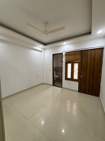 Room in 3 BHK Builder Floor at Sector 51 – for Rent