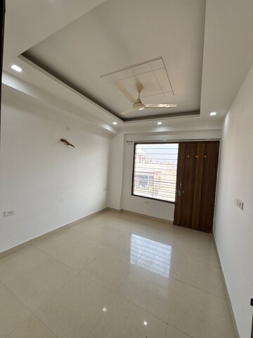 Room in 3 BHK Builder Floor at Sector 51 – for Rent