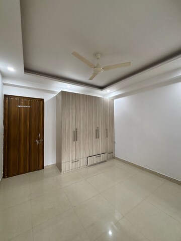 Room in 3 BHK Builder Floor at Sector 51 – for Rent