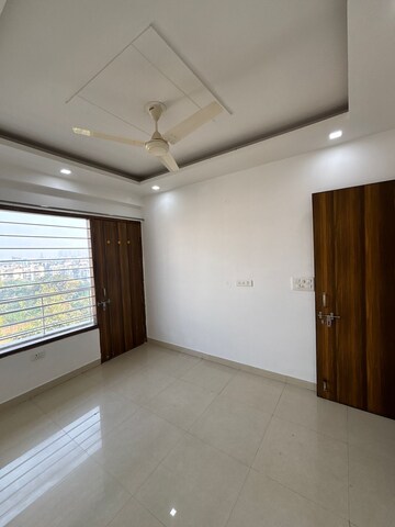 Room in 3 BHK Builder Floor at Sector 51 – for Rent