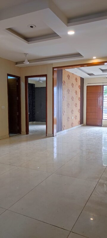 Room in 3 BHK Builder Floor at BPTP Park Central, Sector 85 – for Sale