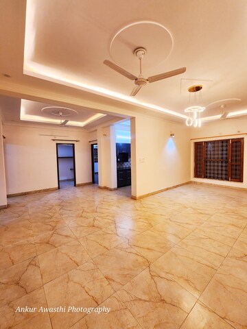 Room in 3 BHK Builder Floor at Mohit Nagar – for Rent