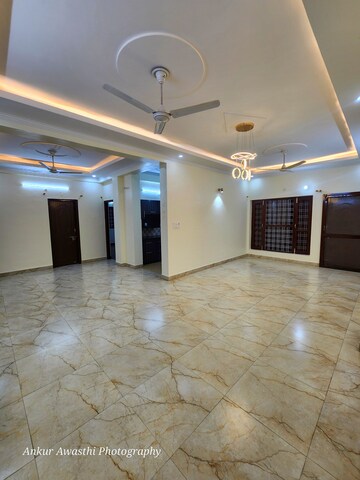 Room in 3 BHK Builder Floor at Mohit Nagar – for Rent