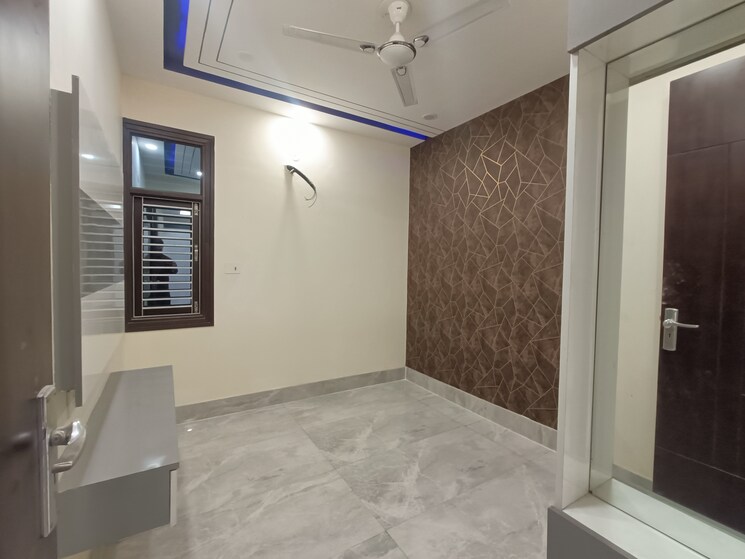 Room, uttam nagar west 4 Bedroom 125 Sq.Yd. Builder Floor In Uttam Nagar West Delhi 8041986