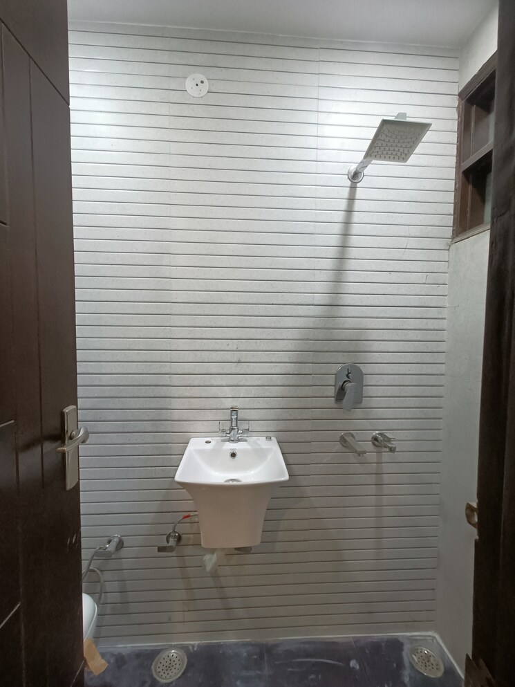 Bathroom, uttam nagar west 4 Bedroom 125 Sq.Yd. Builder Floor In Uttam Nagar West Delhi 8041986