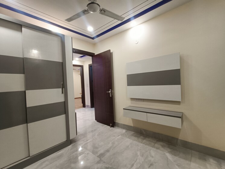 Room, uttam nagar west 4 Bedroom 125 Sq.Yd. Builder Floor In Uttam Nagar West Delhi 8041986
