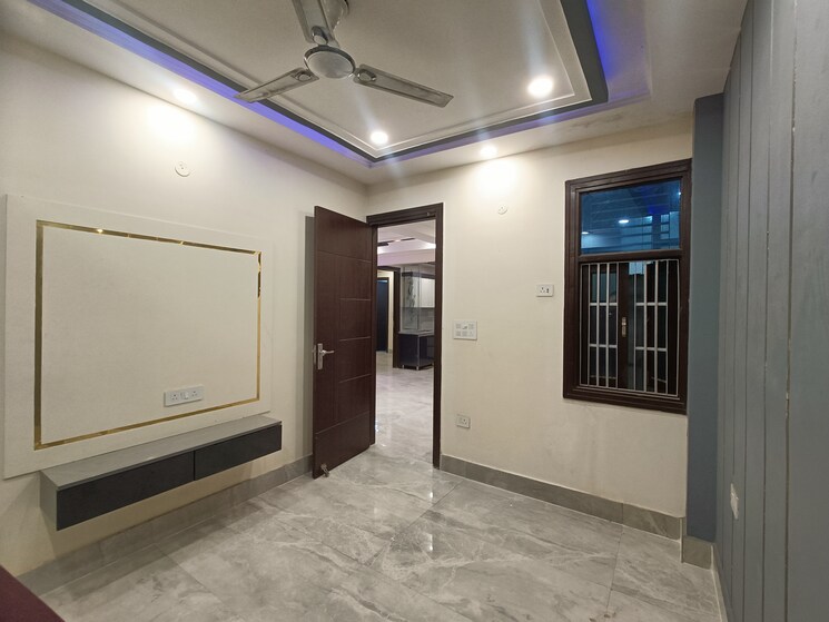 Room, uttam nagar west 4 Bedroom 125 Sq.Yd. Builder Floor In Uttam Nagar West Delhi 8041986