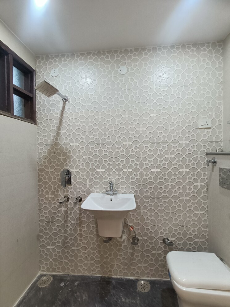 Bathroom, uttam nagar west 4 Bedroom 125 Sq.Yd. Builder Floor In Uttam Nagar West Delhi 8041986