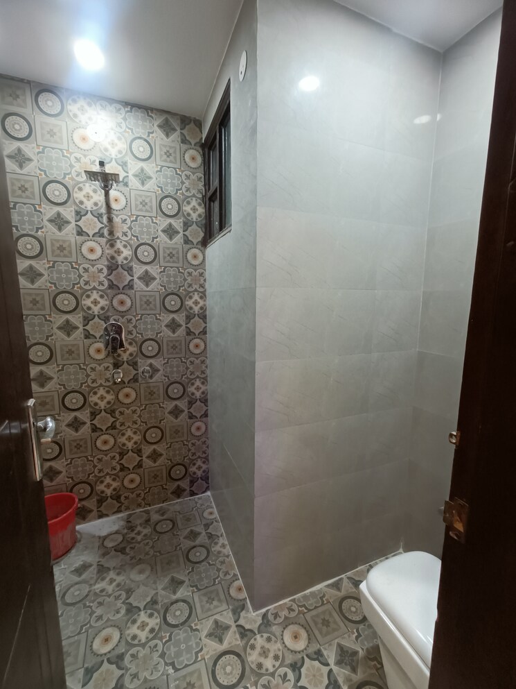 Bathroom, uttam nagar west 4 Bedroom 125 Sq.Yd. Builder Floor In Uttam Nagar West Delhi 8041986