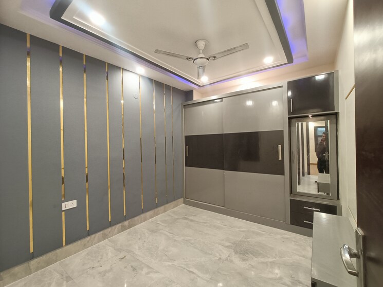 Room, uttam nagar west 4 Bedroom 125 Sq.Yd. Builder Floor In Uttam Nagar West Delhi 8041986