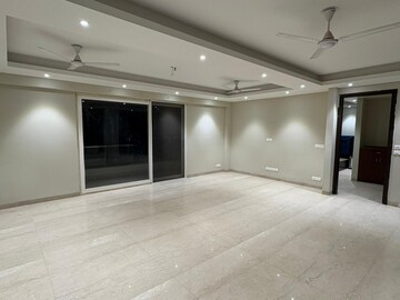 Room in 4 BHK Builder Floor at DLF Atria, Dlf Phase ii – for Rent