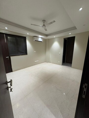 Room in 4 BHK Builder Floor at DLF Atria, Dlf Phase ii – for Rent