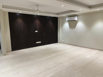 Room in 4 BHK Builder Floor at DLF Atria, Dlf Phase ii – for Rent