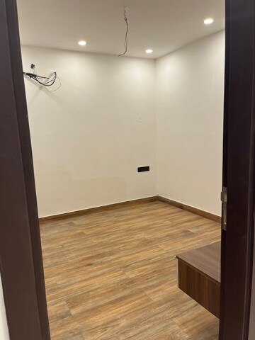 Room in 3 BHK Builder Floor at Ansal Sushant Lok I, Sector 43 – for Rent