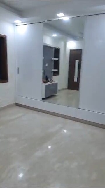 Room in 3 BHK Builder Floor at Paschim Vihar – for Rent