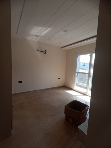 Room in 3 BHK Builder Floor at Paschim Vihar – for Rent
