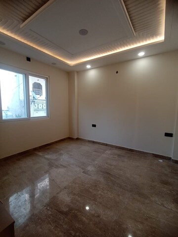 Room in 3 BHK Builder Floor at Paschim Vihar – for Rent