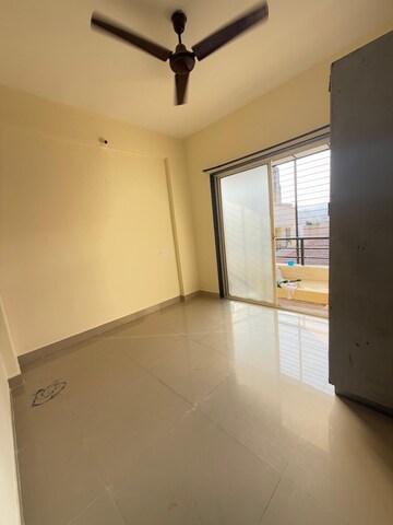 Room in 2 BHK Apartment at Ambiience Antilia, Bavdhan – for Rent