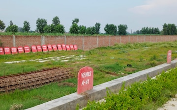 Plot For Sale in Siyana Road