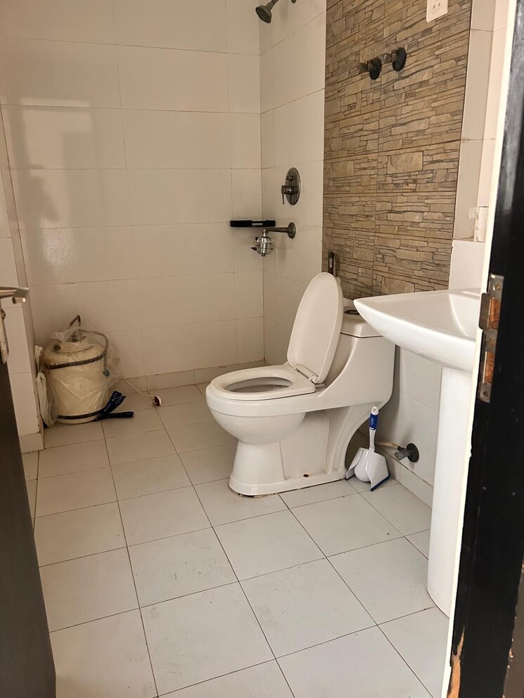 Bathroom, gulshan-vivante 3.5 Bedroom 2190 Sq.Ft. Apartment In Sector 137 Noida 8042463