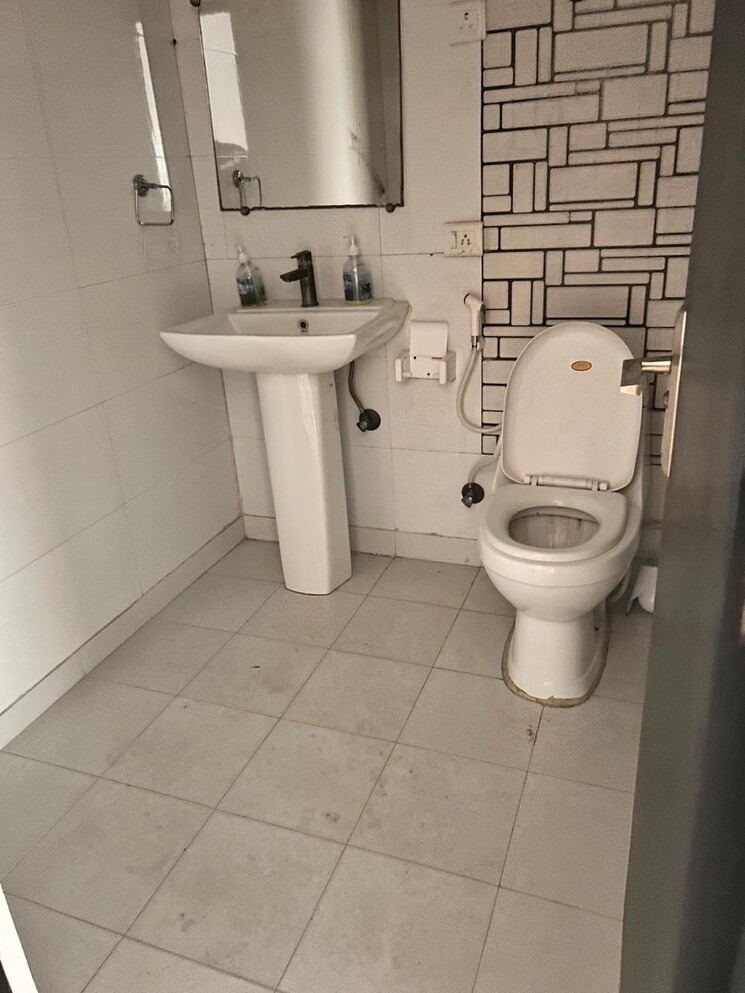 Bathroom, gulshan-vivante 3.5 Bedroom 2190 Sq.Ft. Apartment In Sector 137 Noida 8042463