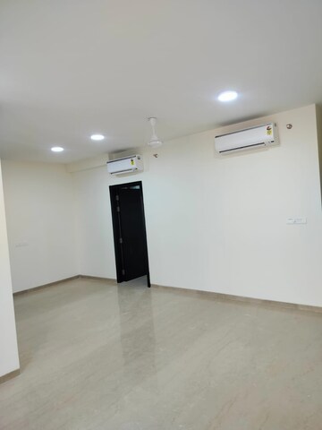 Room in 3 BHK Apartment at Oberoi Maxima, Andheri East – for Rent