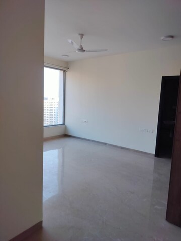 Room in 3 BHK Apartment at Oberoi Maxima, Andheri East – for Rent