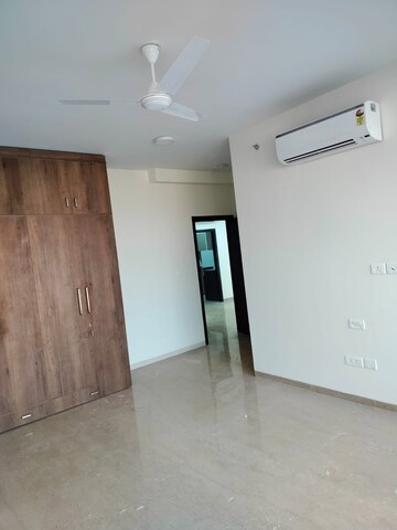 Room in 3 BHK Apartment at Oberoi Maxima, Andheri East – for Rent