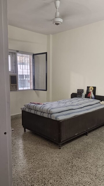 Bedroom in 2 BHK Apartment at Matunga West – for Rent