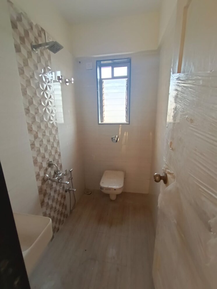 Bathroom, romell-asrava 2 Bedroom 630 Sq.Ft. Apartment In Andheri West Mumbai 8042601