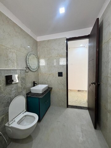 Master Bedroom in 4 BHK Builder Floor at Ameya One, Sector 42 – for Rent