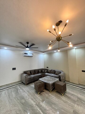 Master Bedroom in 4 BHK Builder Floor at Ameya One, Sector 42 – for Rent
