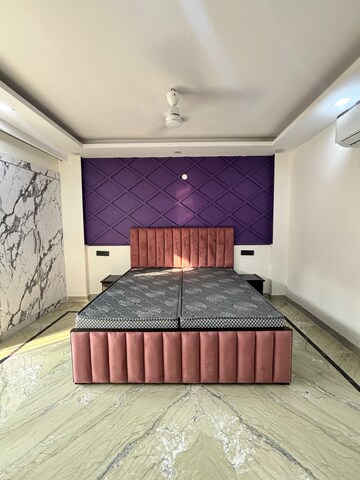 Bedroom in 4 BHK Builder Floor at Ameya One, Sector 42 – for Rent