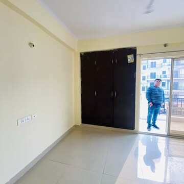 Room in 3 BHK Apartment at Gardenia Golf City, Sector 75 – for Rent