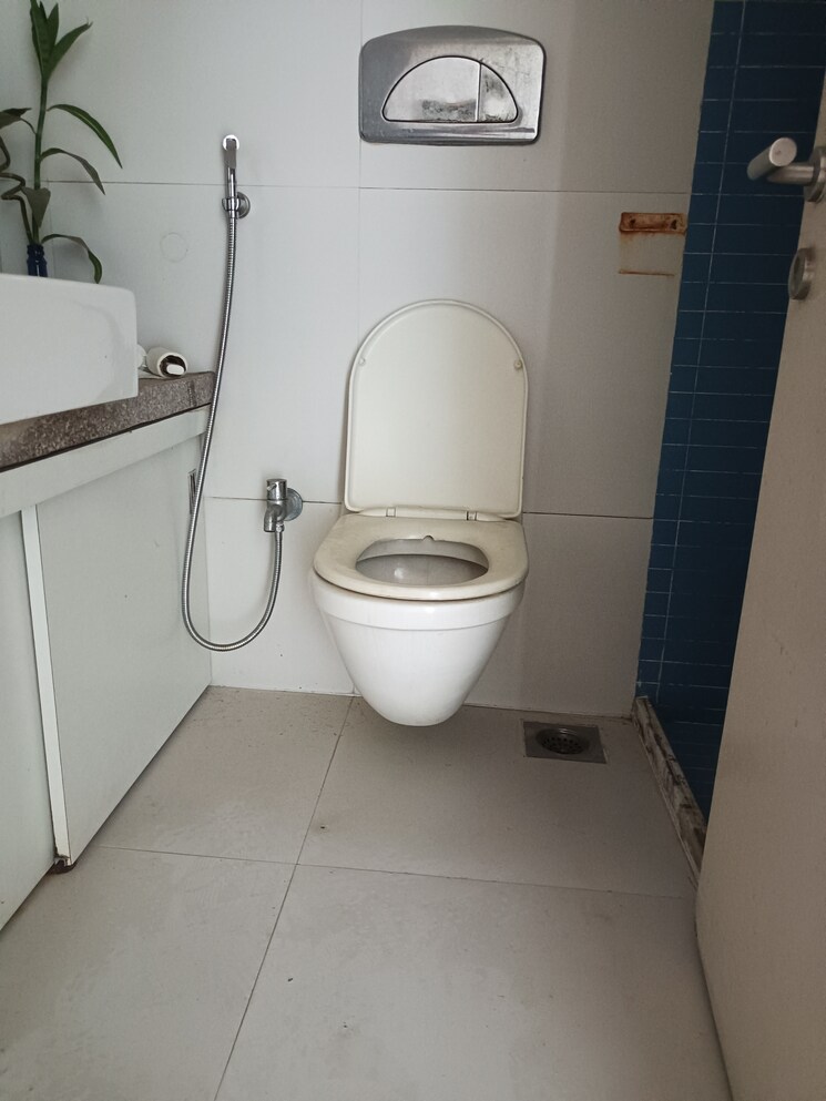 Bathroom, rajnigandha-chs-goregaon 2 Bedroom 870 Sq.Ft. Apartment In Goregaon East Mumbai 8042981