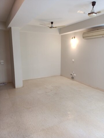 Room in 2 BHK Apartment at DLF Building 10, Dlf Phase ii – for Rent