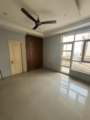 Room in 4 BHK Apartment at Ansal Celebrity Meadows, Sushant Golf City – for Rent
