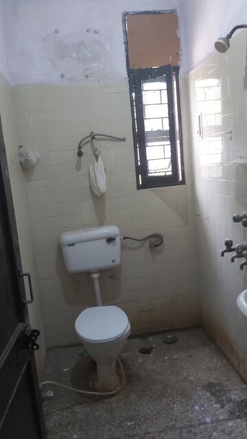Bathroom in 2.5 BHK Apartment at Mayur Vihar 1 – for Sale