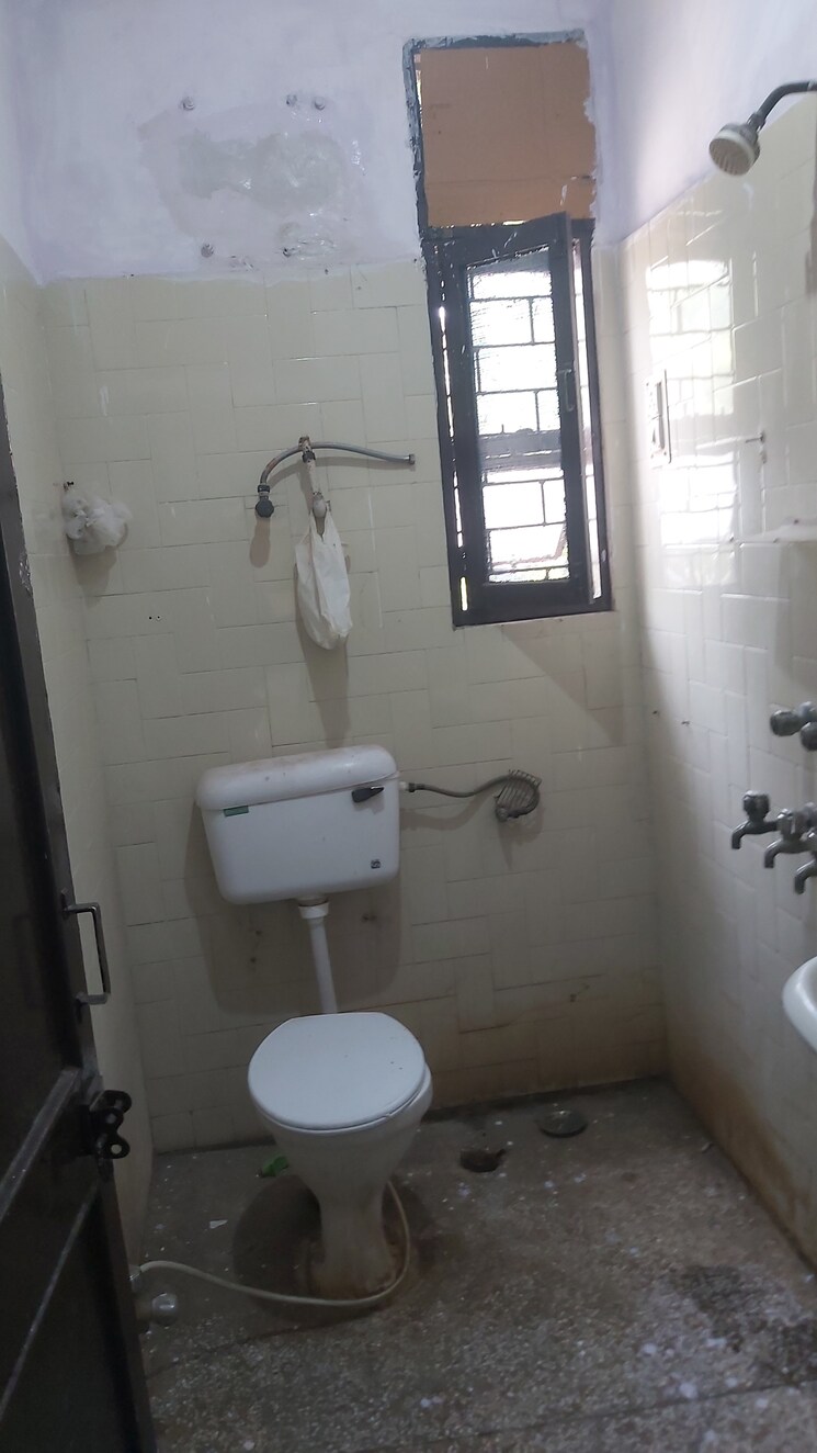 Bathroom, mayur vihar 1 2.5 Bedroom 850 Sq.Ft. Apartment In Mayur Vihar 1 Delhi 8043120