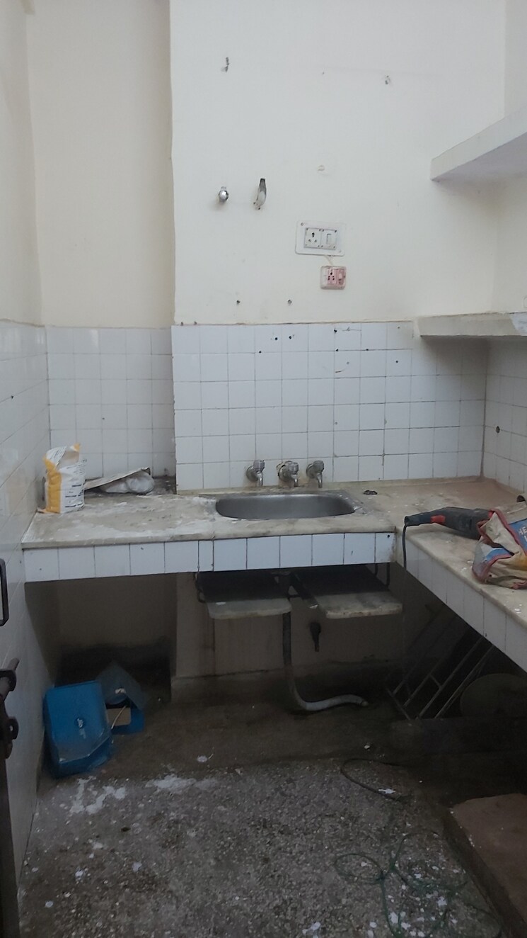 Bathroom, mayur vihar 1 2.5 Bedroom 850 Sq.Ft. Apartment In Mayur Vihar 1 Delhi 8043120