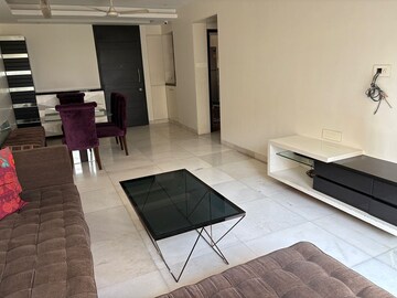 Team Area in 2 BHK Apartment at Bandra West – for Rent