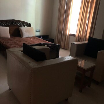 Living Room in 3.5 BHK Apartment at Sector 21 – for Rent