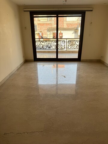 Room in 4 BHK Apartment at Safdarjang Enclave – for Sale