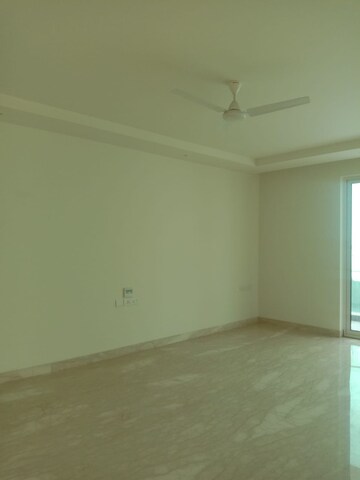 Room in 4 BHK Apartment at Safdarjung Development Area – for Sale