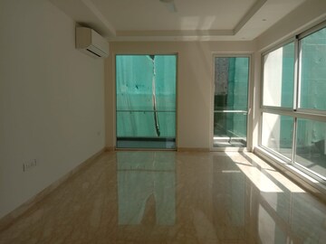 Room in 4 BHK Apartment at Safdarjung Development Area – for Sale