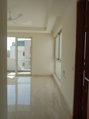 Room in 4 BHK Apartment at Safdarjung Development Area – for Sale