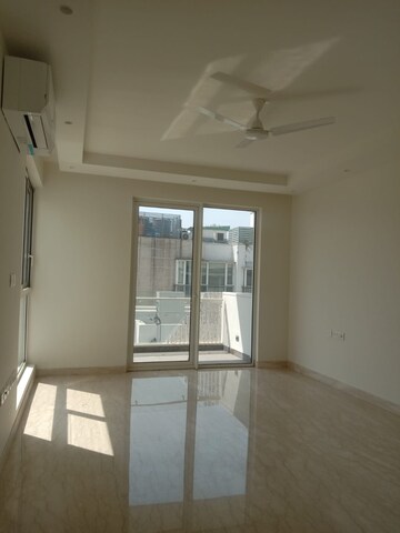 Room in 4 BHK Apartment at Safdarjung Development Area – for Sale