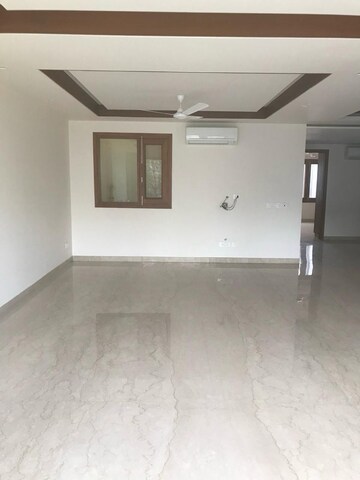 Room in 3 BHK Apartment at Defence Colony – for Rent