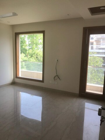 Room in 3 BHK Apartment at Defence Colony – for Rent